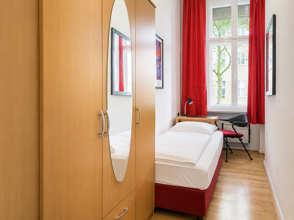 Private Room - Meyerheimstraße, 10439 Berlin I 18-04