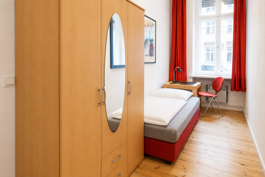 Private Room - Meyerheimstraße, 10439 Berlin I 18-03